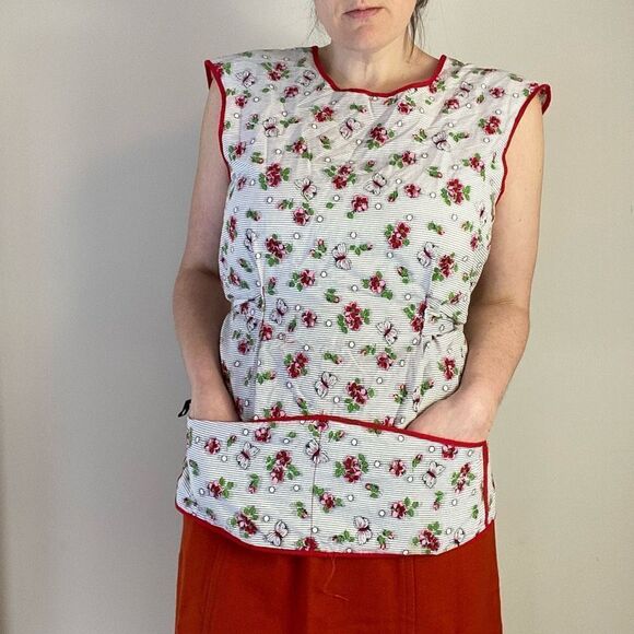 VTG 40s / 50s Hand Sewn Cherry Blossom and Butterfly Front Pocket Wrap Cobbler A - Picture 1 of 7